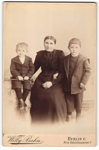 Fotografie Willy Bahn, Berlin-C, Portrait Grossmutter und kleine Enkelsöhne