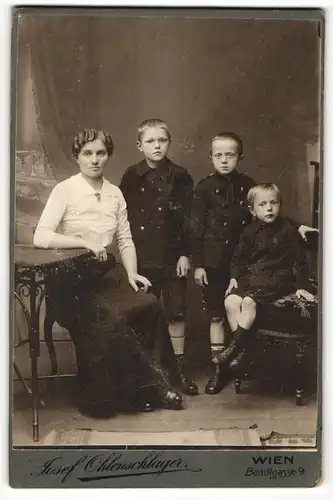 Fotografie Josef Ohlenschlager, Wien, Portrait Mutter mit drei Buben