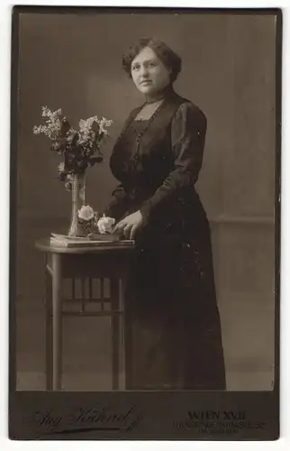 Fotografie Aug. Lühnel, Wien, Portrait junge Dame in schwarzem Kleid