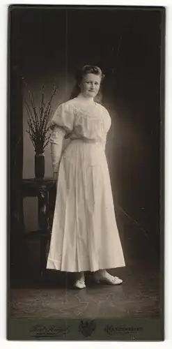 Fotografie Ferd. Kergel, Marienwerder, Portrait Fräulein in weissem Kleid