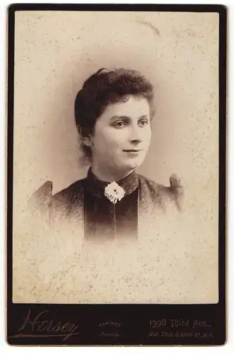 Fotografie Hersey, New York, NY, Portrait junge Frau mit zusammengebundenem Haar