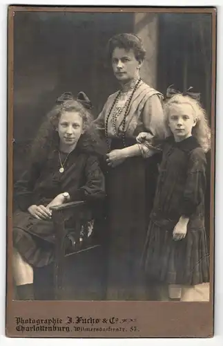 Fotografie J. Fuchs & Co., Berlin-Charlottenburg, Portrait Mutter mit zwei Töchtern
