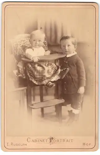 Fotografie E. Rudolph, Hof, Portrait Säugling in Kindersitz und kleiner Bub