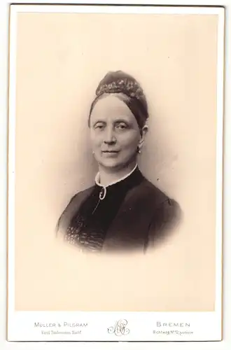 Fotografie Müller & Pilgram, Bremen, Portrait ältere Dame mit Kopfputz