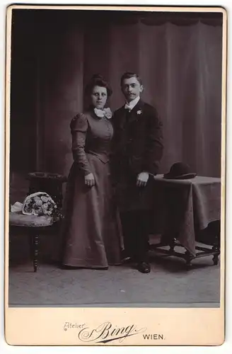 Fotografie S. Bing, Wien, Portrait junges Paar in festlicher Kleidung