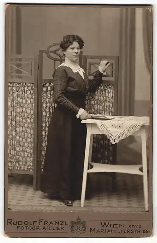 Fotografie Rudolf Franzl, Wien, Portrait junge Dame in zeitgenöss. Mode