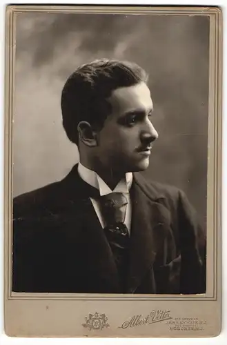 Fotografie Albert Vetter, Jersey City, NJ, Profilportrait junger Herr in Anzug mit Krawatte