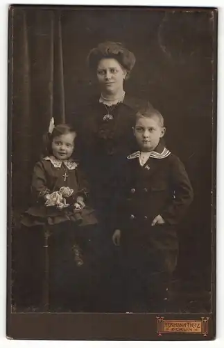Fotografie Hermann Tietz, Berlin, Portrait Mutter mit zwei Kindern
