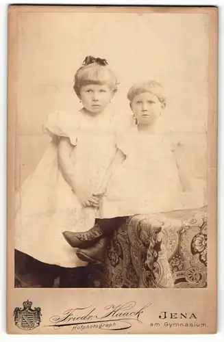 Fotografie Friedr. Haack, Jena, Portrait zwei kleine Geschwister in weiss