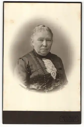 Fotografie Oskar Meister, Bautzen, Portrait Greisin mit zusammengebundenem Haar
