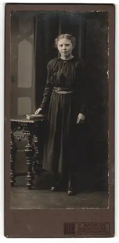 Fotografie C. Brüning, Oldenburg i/Gr, Portrait Mädchen in schwarzem Kleid