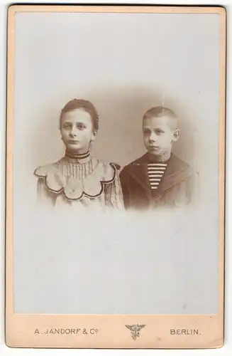 Fotografie A. Jandorf & Co., Berlin, Portrait Mädchen und jüngerer Bruder