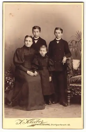 Fotografie J. Kleiber, Ludwigsburg, Portrait Mutter mit drei Kindern