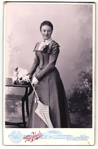 Fotografie Max Seifert, Freiberg i/S, Portrait Fräulein in Kleid mit Schirm