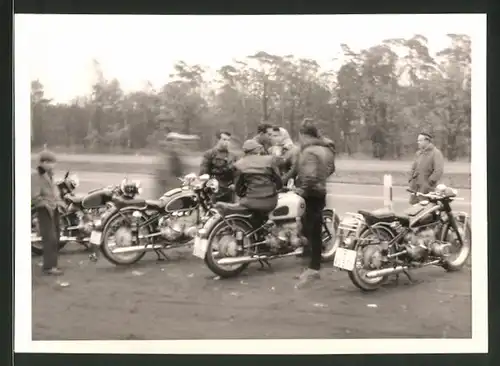 Fotografie Motorrad BMW, Krad mit Berliner Kennzeichen neben einer Autobahn