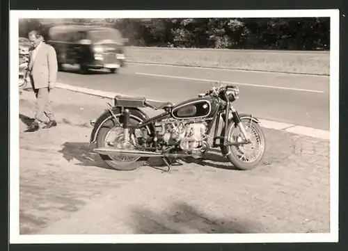 Fotografie Motorrad BMW, Krad steht neben einer Autobahn