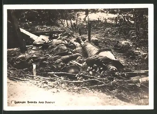 Fotografie 1.WK, gefallene deutsche Soldaten neben einem Unterstand / Schützengraben