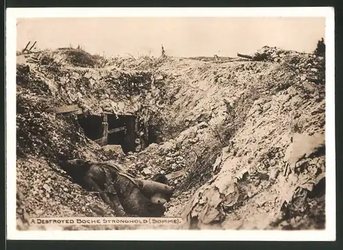 Fotografie 1.WK, Somme-Schlacht, gefallener Soldat neben Schützengraben-Unterstand