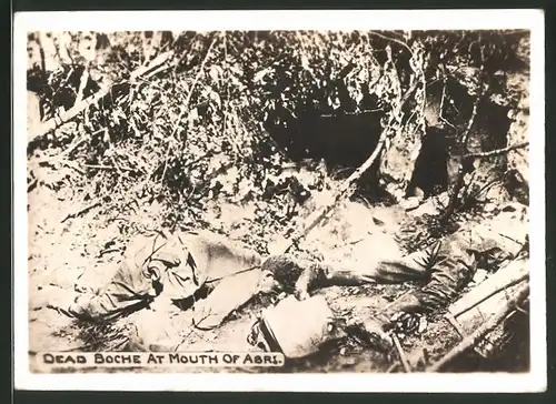 Fotografie 1.WK, gefallene Soldaten neben einem Unterstand, Dead Boche at Mouth of Abri