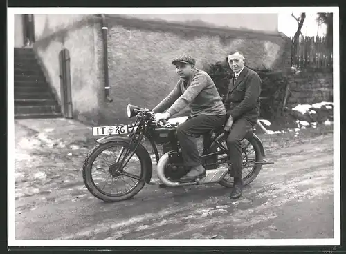 Fotografie Motorrad DKW, Männer sitzen auf Krad mit Kennzeichen IT-36