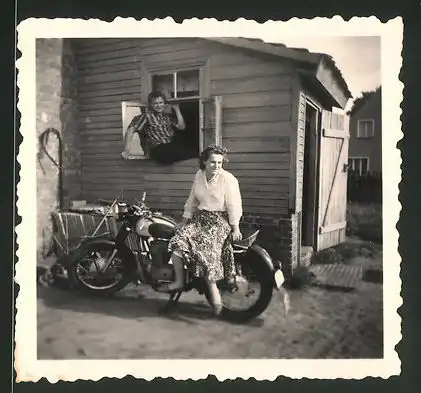 Fotografie Motorrad AWO 425 Sport, hübsche junge Dame auf Krad sitzend