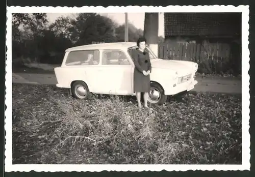 Fotografie Auto Sachsenring Trabant 601 Trabbi, Hausfrau im Sonntagskleid neben dem PKW