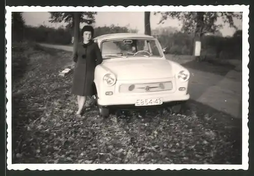 Fotografie Auto Sachsenring Trabant 601 Trabbi, Hausfrau lehnt stolz am PKW