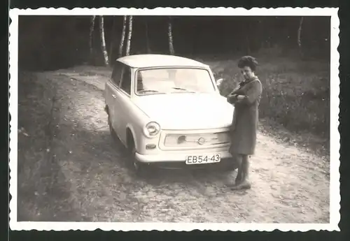 Fotografie Auto Sachsenring Trabant 601 Trabbi, stolze Hausfrau steht am PKW