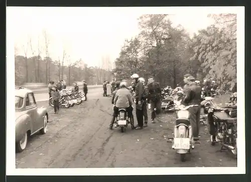 Fotografie Motorrad, Krad mit Berliner Kennzeichen, Motorradtreffen auf einem Autobahn-Rastplatz