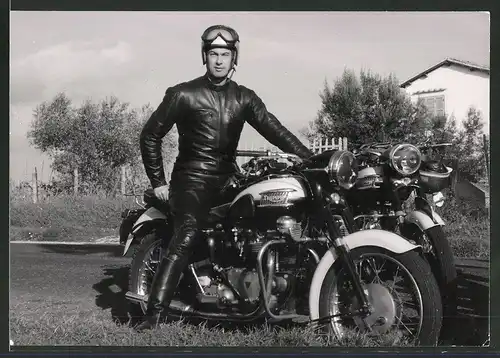 Fotografie Motorrad Triumph T1000, Fahrer mit Lederkombi, Helm und Schutzbrille