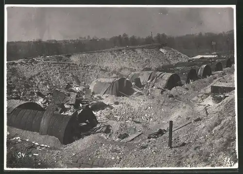 Fotografie Ansicht Ham / Somme, Deutsches Lager, zerstörte Wellblech-Barracken, 1.WK
