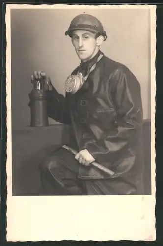 Fotografie Bergmann mit Grubenlampe, Gasmaske, Hammer & Helm