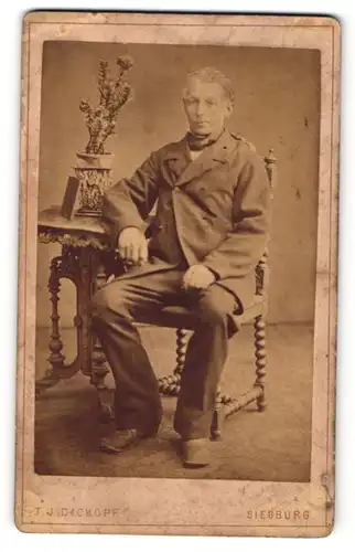 Fotografie T. J. Dickopf, Siegburg, Portrait betagter Herr im Anzug
