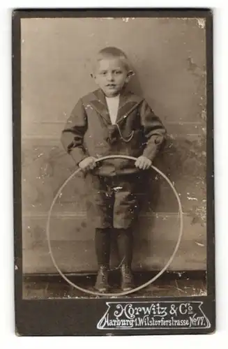 Fotografie Horwitz & Co, Marburg, Portrait frecher blonder Bube mit Reifen