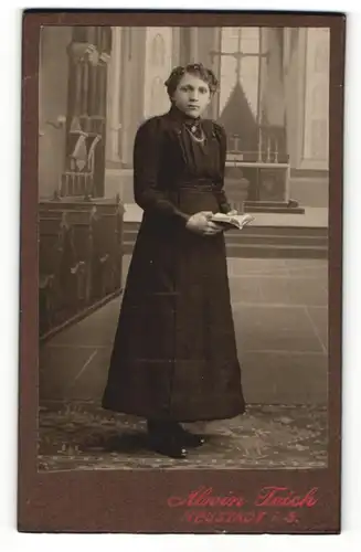 Fotografie Alwin Teich, Neustadt i. S., Portrait schönes Fräulein mit Buch im schwarzen Kleid