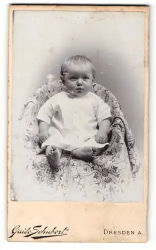 Fotografie Guido Schubert, Dresden-A., Portrait bezauberndes Kleinkind im weissen Hemdchen