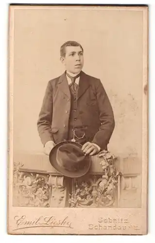 Fotografie Emil Lieske, Sebnitz, Portrait stattlicher junger Mann mit Hut im Anzug