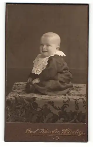 Fotografie Paul Schindler, Wittenberg, Portrait lachendes Kleinkind im niedlichen Kleidchen