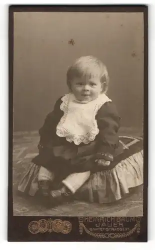 Fotografie Heinrich Baum, Jauer, Portrait blondes niedliches Mädchen im schönen Kleid