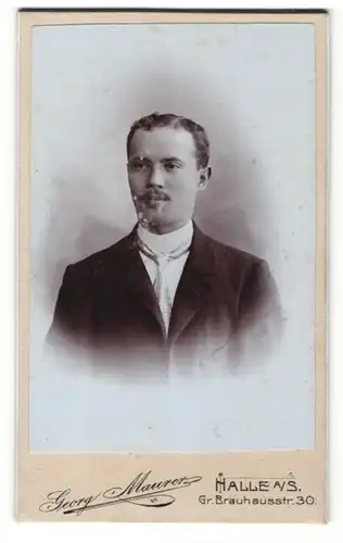 Fotografie Georg Maurer, Halle a. S., Portrait stattlicher junger Mann in Krawatte und Anzug