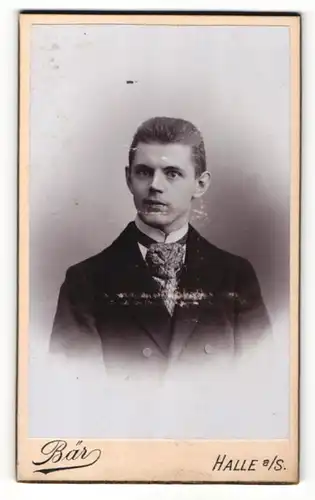Fotografie M. Bär, Halle a. S., Portrait junger Mann in Krawatte und Jackett