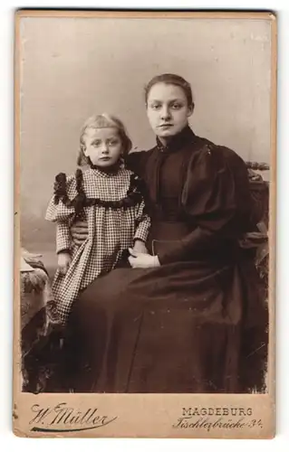 Fotografie W. Müller, Magdeburg, Portrait hübsche Mutter und blonde süsse Tochter in schönen Kleidern