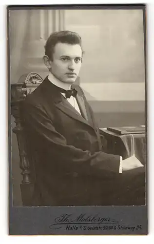 Fotografie Th. Molsberger, Halle a. S., Portrait dunkelhaariger junger Mann im schwarzen Anzug