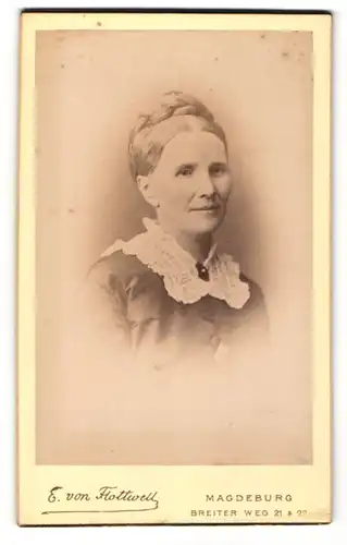 Fotografie E. von Flottwell, Magdeburg, Portrait hübsche Dame mit Flechtzopf