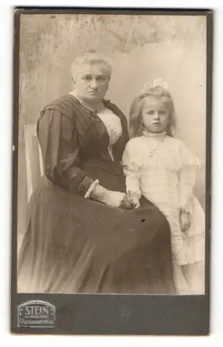 Fotografie F. Stein, Berlin, Portrait schöne Grossmutter mit niedlichem blonden Mädchen in hübschen Kleidern