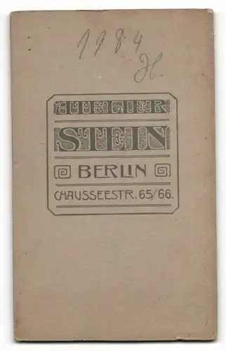 Fotografie F. Stein, Berlin, Portrait schöne Grossmutter mit niedlichem blonden Mädchen in hübschen Kleidern