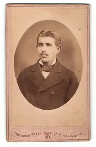 Fotografie Friedrich Weber, Halle a. S., Portrait junger Mann mit Oberlippenbart im Jackett