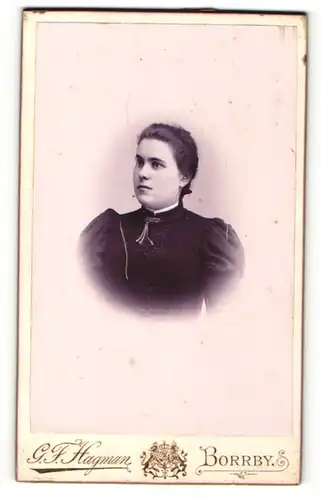 Fotografie G. F. Hagmann, Borrby, Portrait dunkelhaariges Fräulein mit Brosche am Kragen