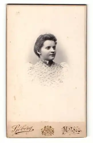 Fotografie Axel Sjöberg, Malmö, Portrait hübsches Fräulein in elegant bedruckter Bluse