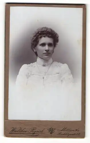 Fotografie Walther Rasch, Mittweida, Portrait wunderschönes Fräulein in weisser gerüschter Bluse